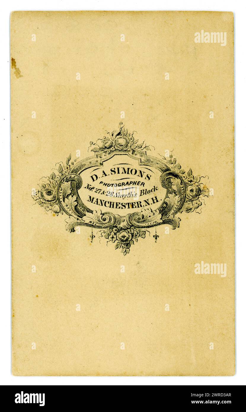 Carta de visite vittoriana originale tonalità seppia (biglietto da visita o CDV) dallo studio fotografico di D. A. Simons, 27 & 28 Smyths Block, Manchester, New Hampshire, U.S.A. circa 1860 Foto Stock