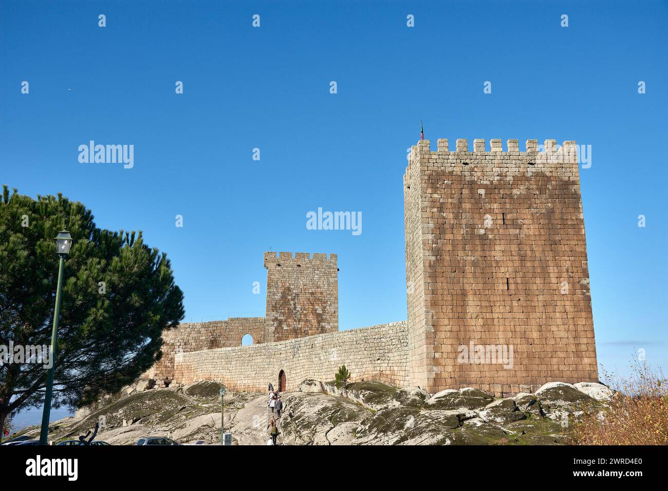 Castello di Linhares de Beira in Portogallo, castello medievale dell'XI secolo con due torri, l'Homenaje e la Torre dell'Orologio Foto Stock