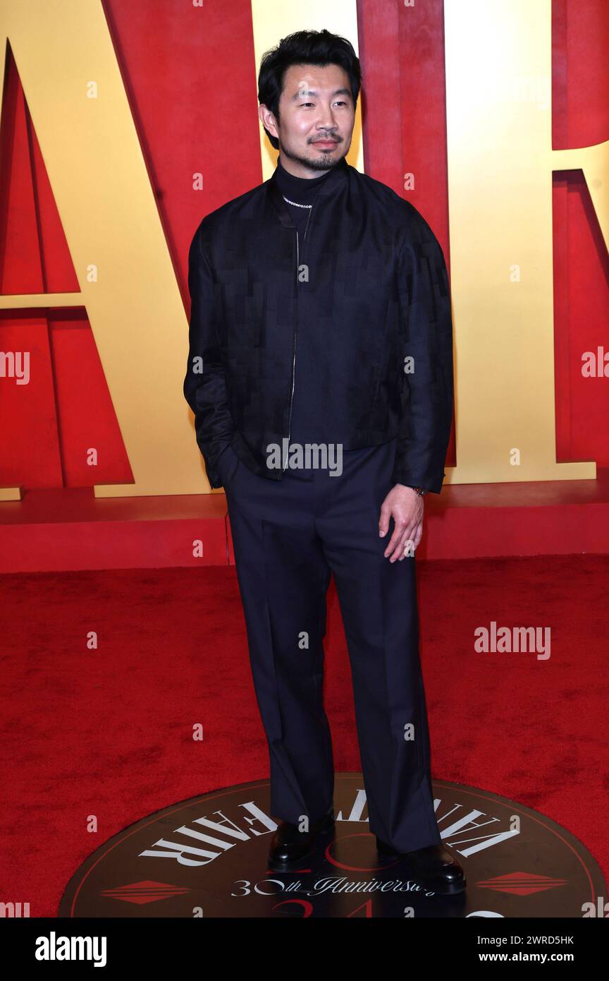 SIMU Liu bei der Vanity Fair Oscar Party 2024 anlässlich der 96. Oscar-Verleihung im Wallis Annenberg Center for the Performing Arts Beverly Hills, 10.03.2024 *** Simu Liu alla Vanity Fair Oscar Party 2024 in occasione dei 96 premi Oscar al Wallis Annenberg Center for the Performing Arts Beverly Hills, 10 03 2024 foto:XJ.xBlocx/xFuturexImagex Vanity_fair_1621 Foto Stock