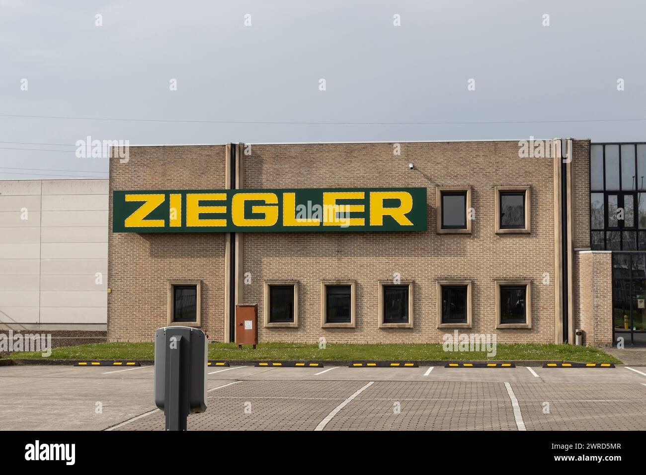 AALST, BELGIO, 10 MARZO 2024: Vista esterna di un ufficio e depo Ziegler nelle Fiandre. Ziegler è un'azienda belga di trasporti e logistica con un ingresso Foto Stock