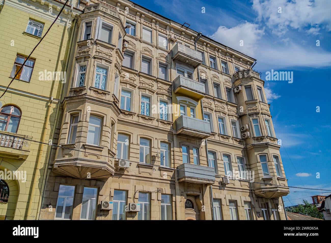 alto edificio in una zona di guerra. I finestrini sono chiusi e fissati con nastro adesivo secondo uno schema incrociato, in modo da ridurre i danni derivanti da potenziali lesioni Foto Stock