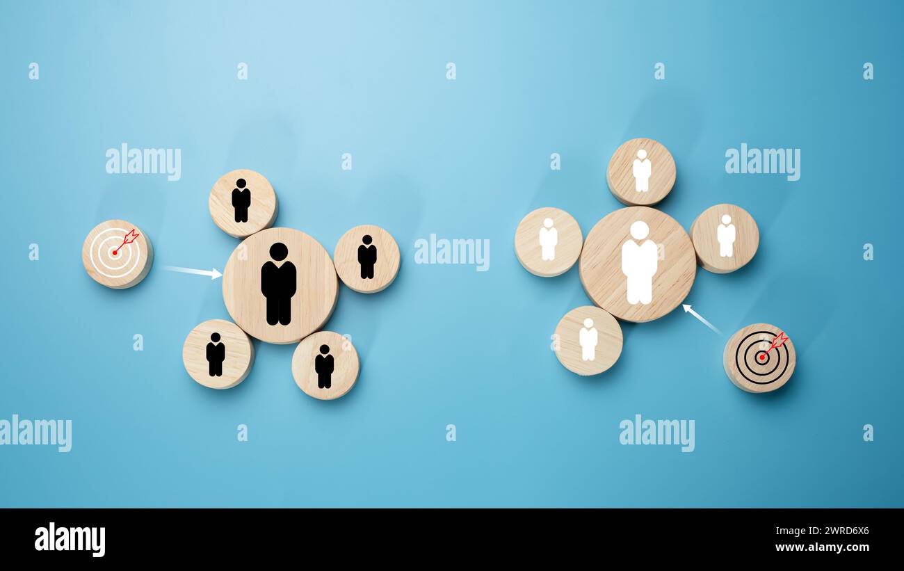 Legno circolare con icone di destinazione stampate e simboli commerciali su sfondo azzurro, concetto di obiettivi e obiettivi aziendali, concorrenza aziendale, Cu Foto Stock