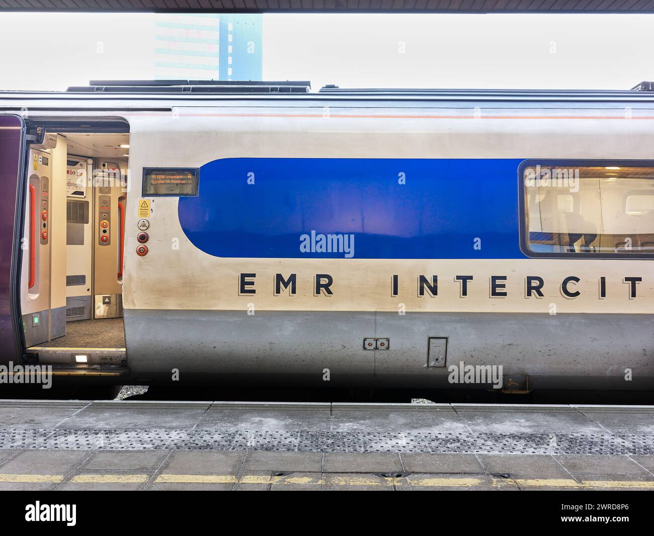 Un treno interurbano EMR stazionario presso la stazione ferroviaria di Leicester, Inghilterra. Foto Stock