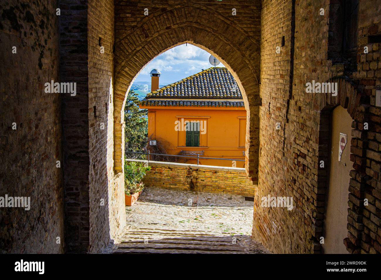 Porta del Sole (detta anche porta sud o Baluardo) - Posizionata nelle mura urbiche del centro storico della città di Monte Urano. Foto Stock
