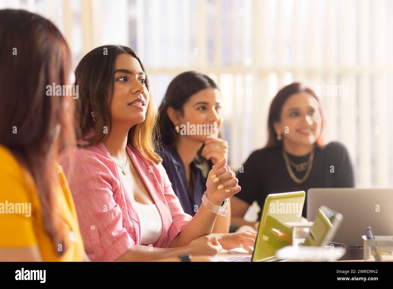 Gruppo di donne in viaggio d'affari che organizzano una riunione d'affari nella sala conferenze dell'ufficio Foto Stock