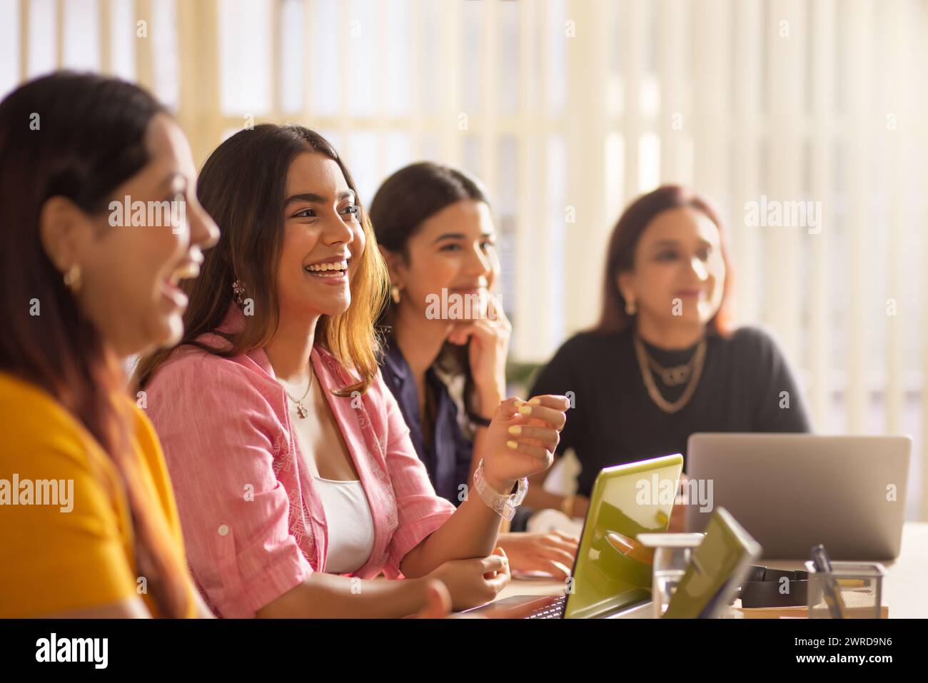 Gruppo di donne in viaggio d'affari che organizzano una riunione d'affari nella sala conferenze dell'ufficio Foto Stock