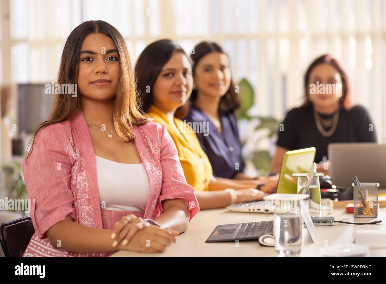 Gruppo di donne in viaggio d'affari che organizzano una riunione d'affari nella sala conferenze dell'ufficio Foto Stock
