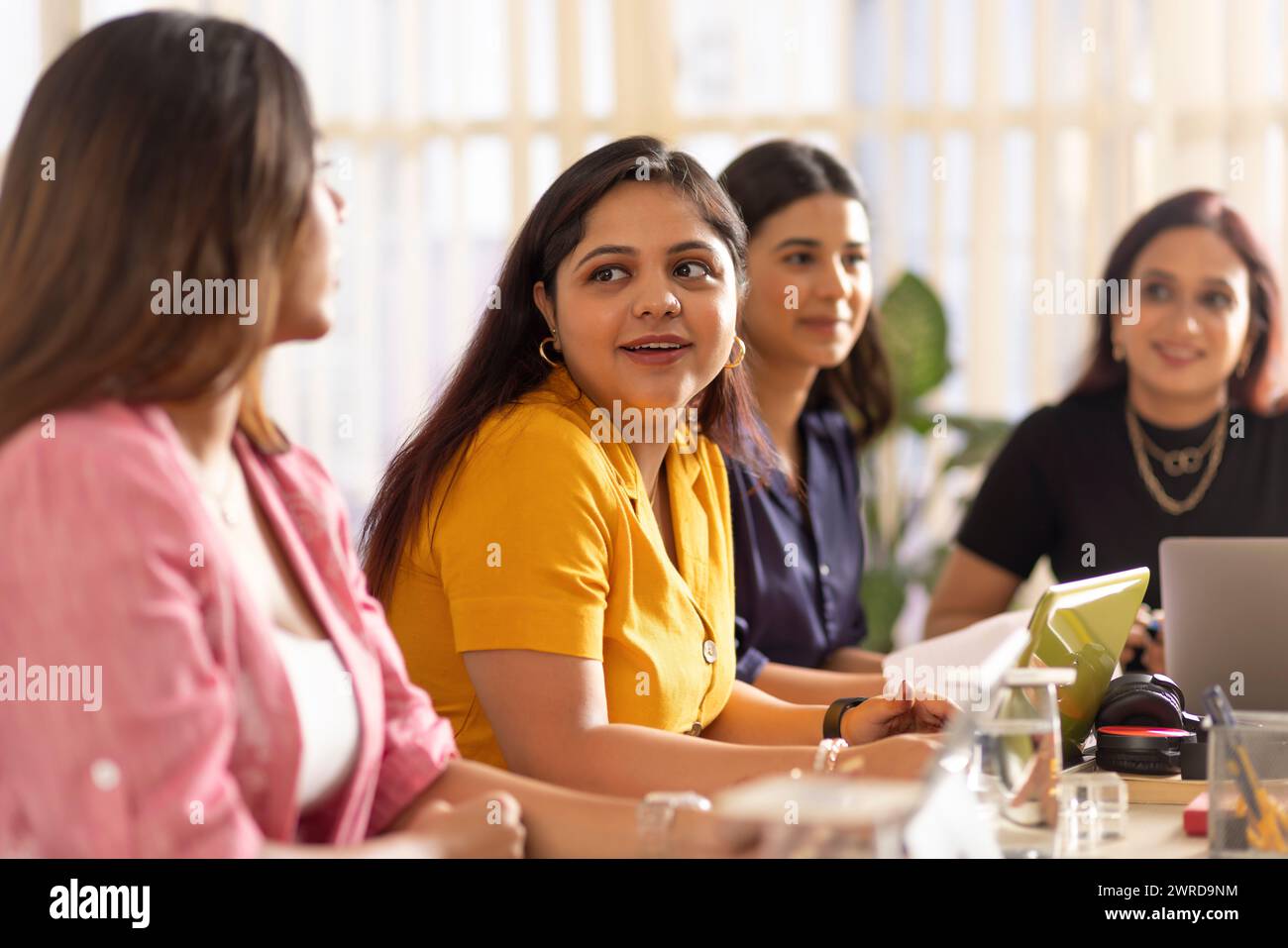 Gruppo di donne in viaggio d'affari che organizzano una riunione d'affari nella sala conferenze dell'ufficio Foto Stock