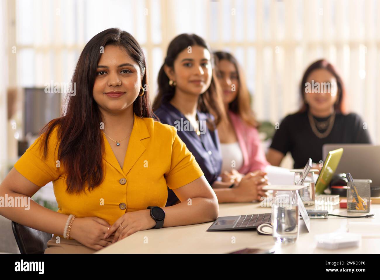 Gruppo di donne in viaggio d'affari che organizzano una riunione d'affari nella sala conferenze dell'ufficio Foto Stock