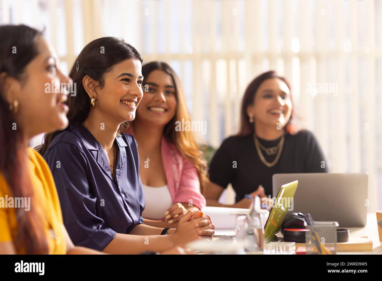 Gruppo di donne in viaggio d'affari che organizzano una riunione d'affari nella sala conferenze dell'ufficio Foto Stock