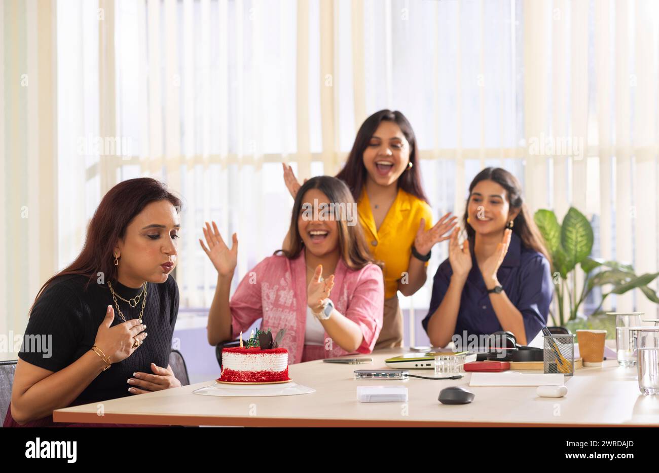 Donne d'affari che celebrano il compleanno del collega in ufficio Foto Stock