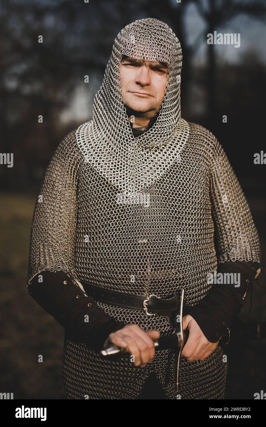 Fanteria medievale uomo armato vestito con armatura a catena all'aperto Foto Stock