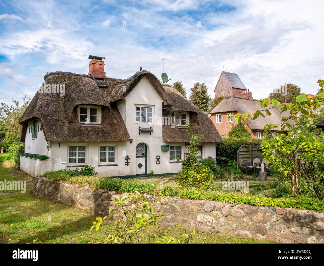 Casa con tetto in paglia nella città vecchia di Nieblum sull'isola di Foehr, Frisia settentrionale, Schleswig-Holstein, Germania Foto Stock