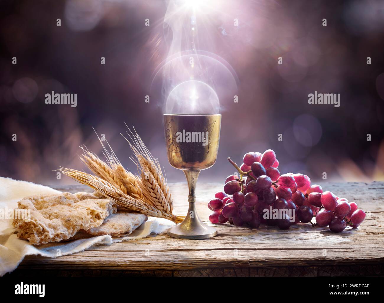 Comunione - Santo Graal con Pane non lievito e Calice del vino - ultima cena con Corpus Domini della luce Foto Stock