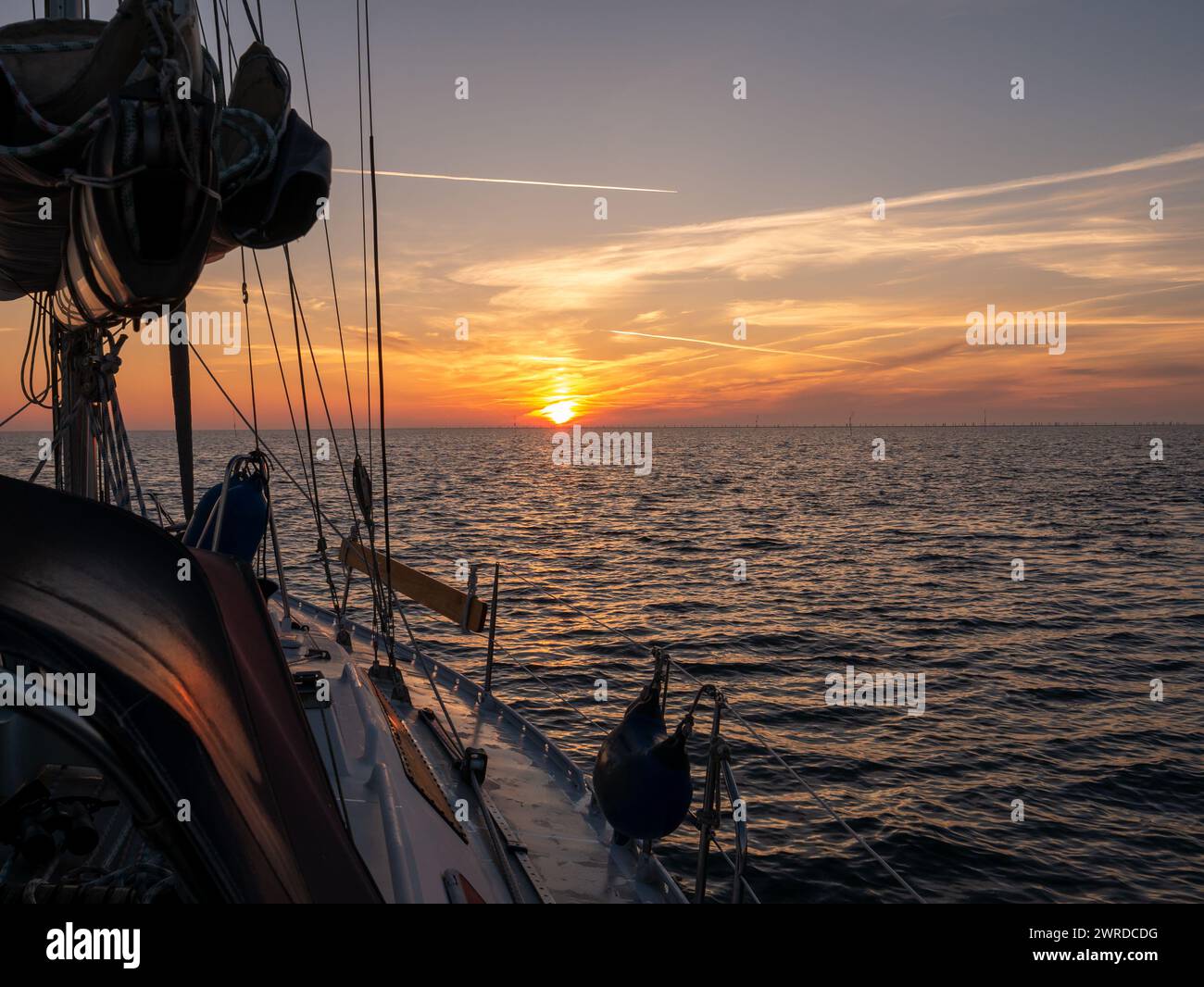 Barca a vela sul Mare di Wadden all'alba, isola di Sylt, Frisia settentrionale, Schleswig-Holstein, Germania Foto Stock
