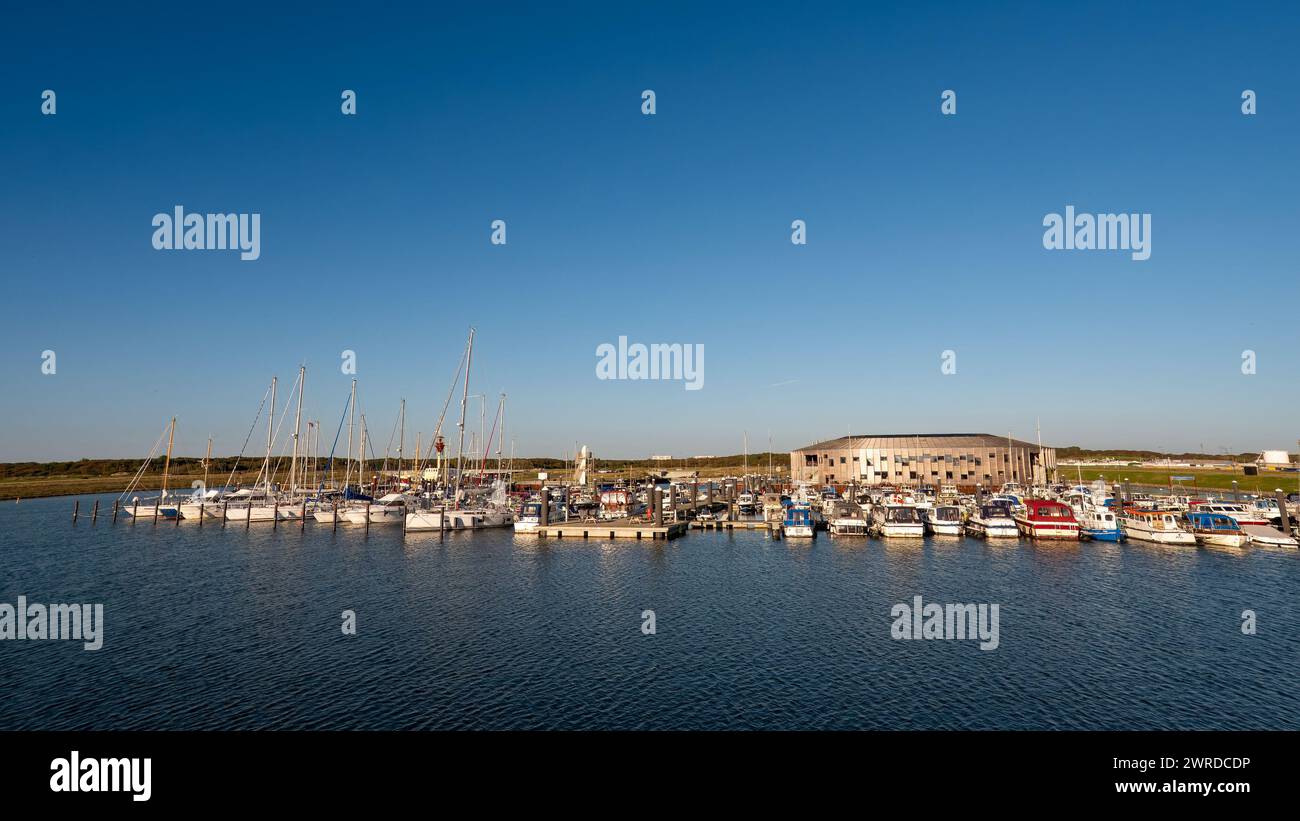 Barche nel porto turistico di Esbjerg Strand nella città di Esbjerg sulla costa del Mare del Nord dello Jutland, Danimarca Foto Stock