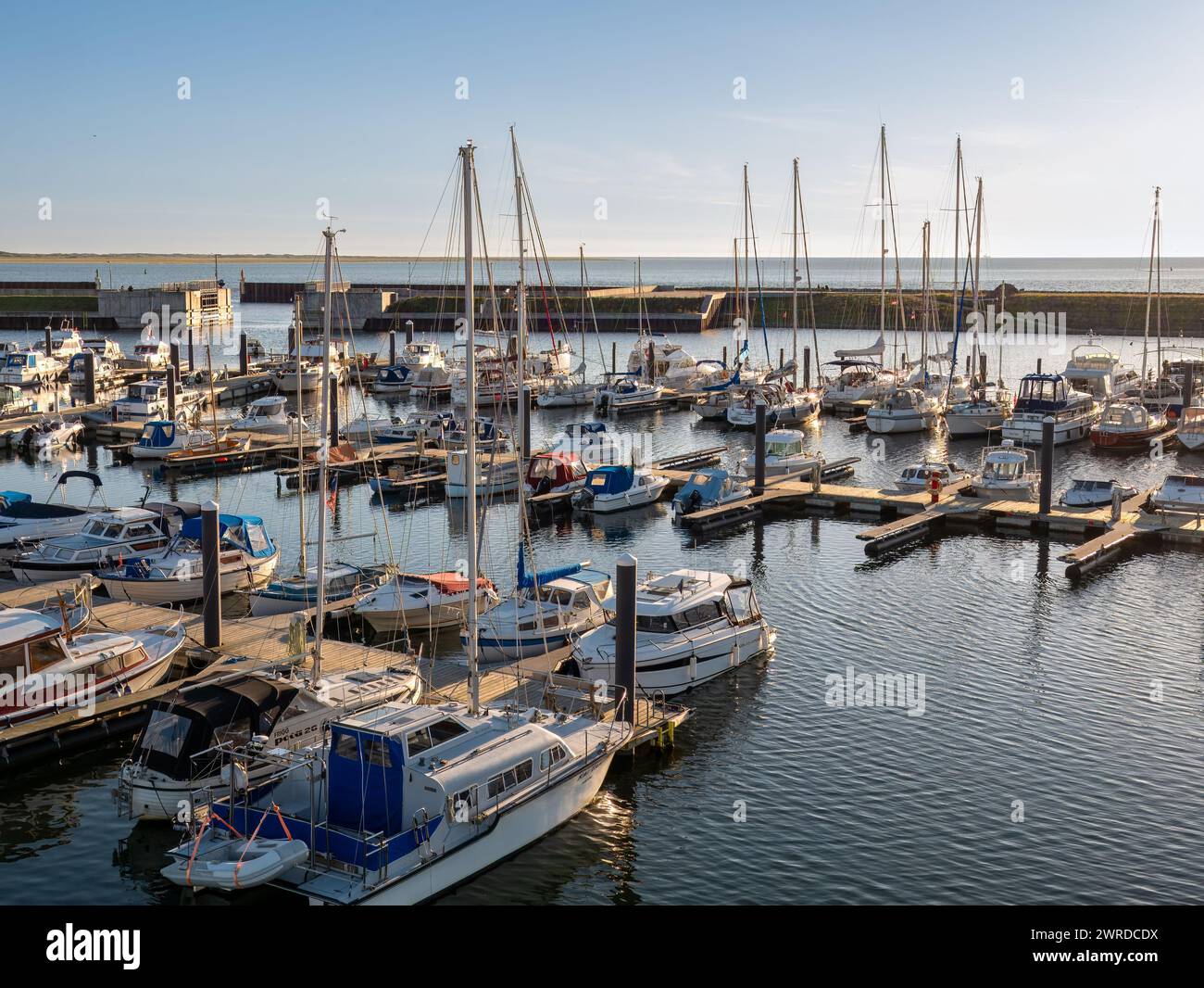Barche nel porto turistico di Esbjerg Strand nella città di Esbjerg sulla costa del Mare del Nord dello Jutland, Danimarca Foto Stock