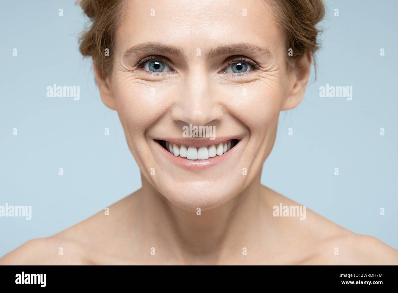 Ritratto di bellezza di una donna di mezza età con una pelle perfetta e lucida. Concetto di cura della pelle e cosmetologia estetica Foto Stock