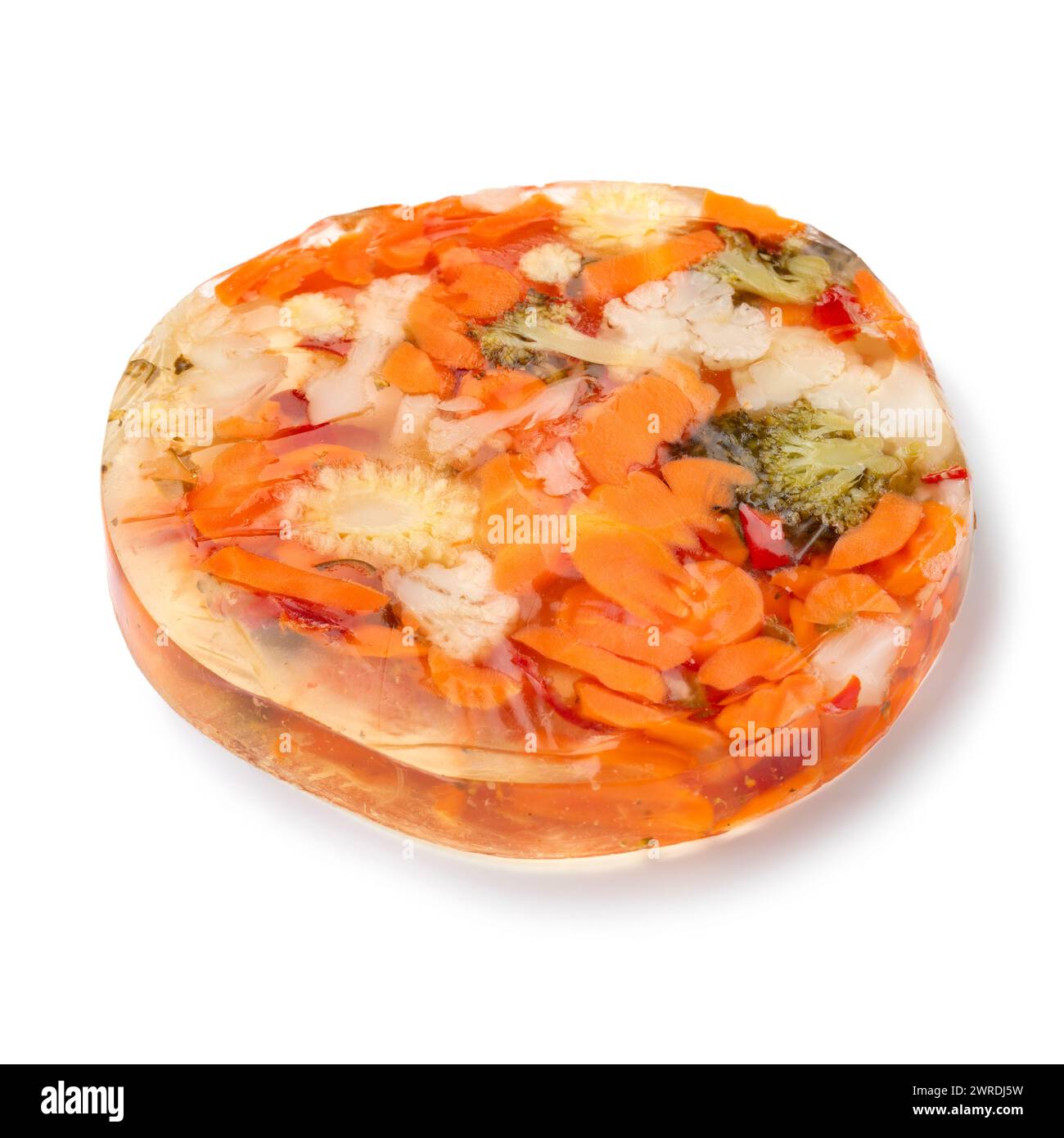 Fetta di deliziose verdure colorate in primo piano aspico isolato su sfondo bianco Foto Stock