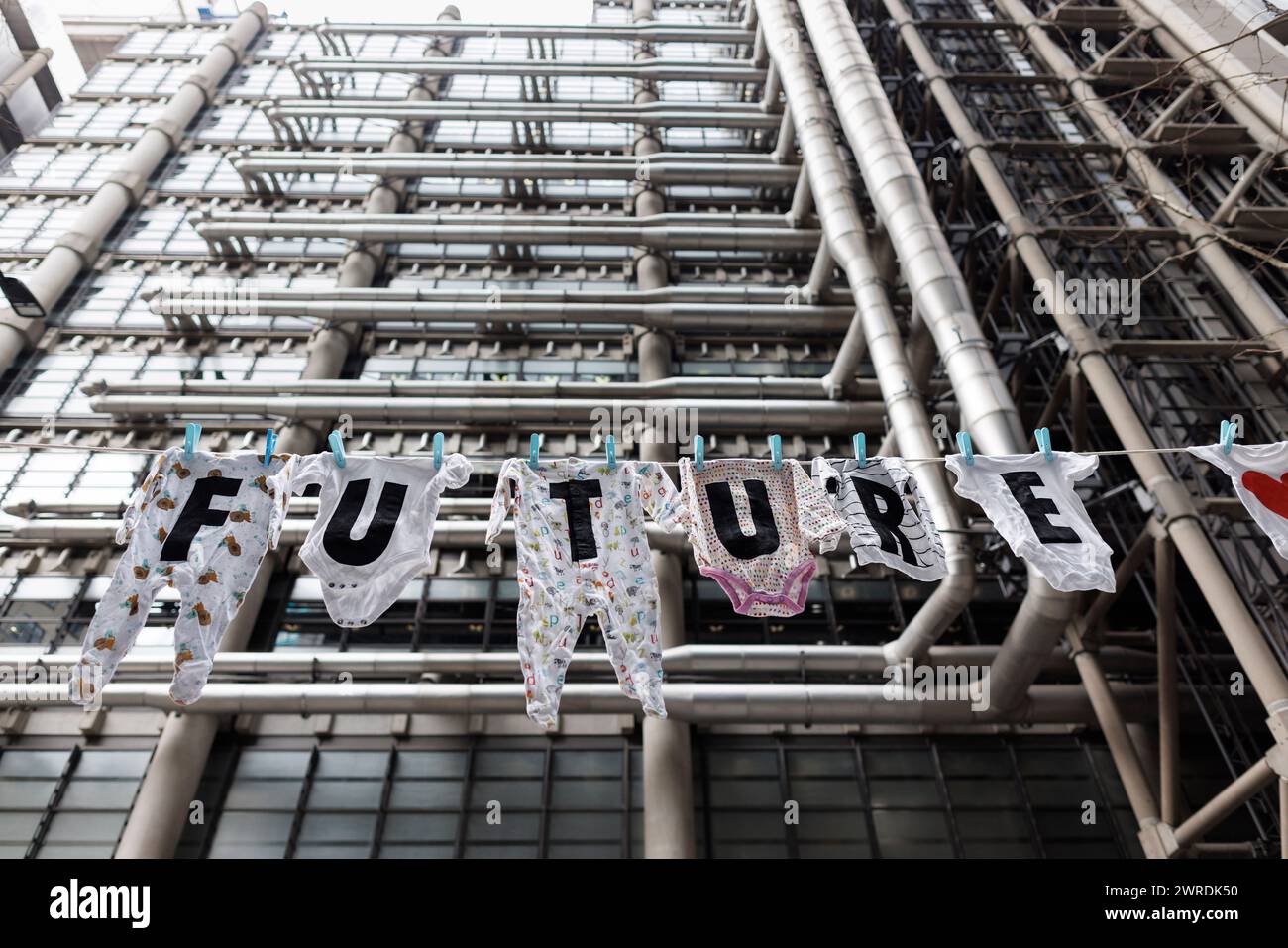 28 febbraio 2024. Lloyds of London Insurance Building, City of London”. Assicuratevi che i manifestanti del nostro futuro circondino Lloyds di Londra chiedendo loro di agire immediatamente per rallentare la crisi climatica e sostenere l’urgente transizione dai combustibili fossili pericolosi all’energia pulita. L'occupazione fa parte di una settimana globale di azione organizzata dalla rete assicurativa Our Future, che va dal 26 febbraio al 3 marzo. Gruppi di base e attivisti provenienti da tutto il mondo si stanno riunendo per chiedere azione, con eventi che si svolgono nel Regno Unito, negli Stati Uniti, in Giappone, in Corea del Sud, in Uganda, RDC, Svizzera, Francia, Perù, Colombia Foto Stock