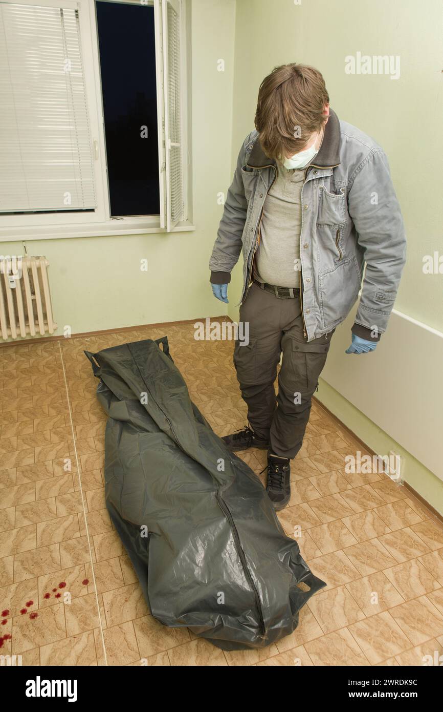 Indagine sulla scena del crimine - uomo morto messo nel sacchetto Foto Stock