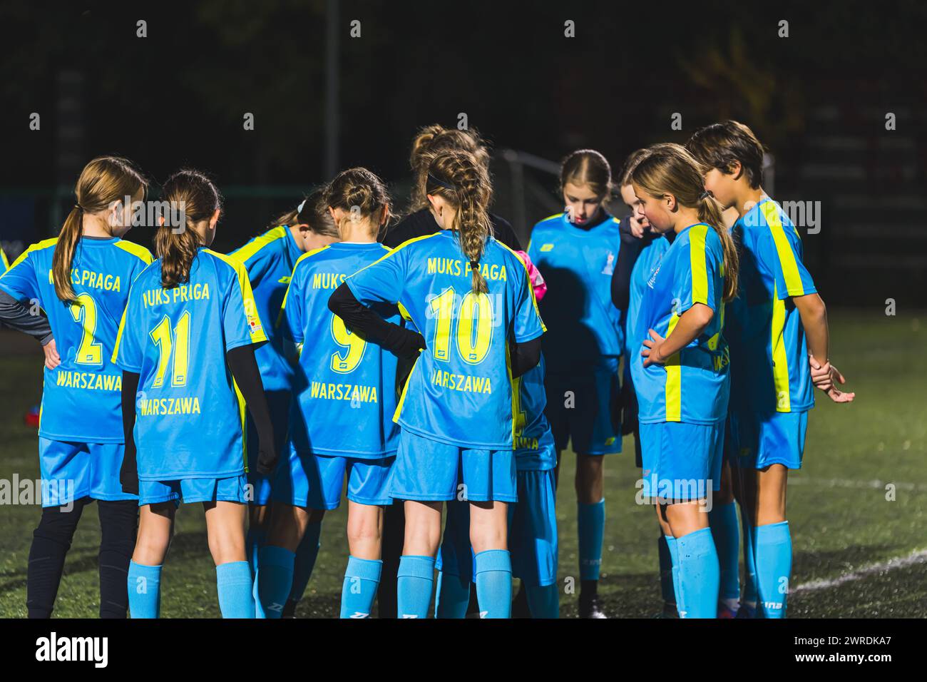 17.10.2023. Varsavia, Polonia. discorso di squadra, una coach donna che parla con le sue giocatrici durante la partita, concetto di football femminile. Foto di alta qualità Foto Stock