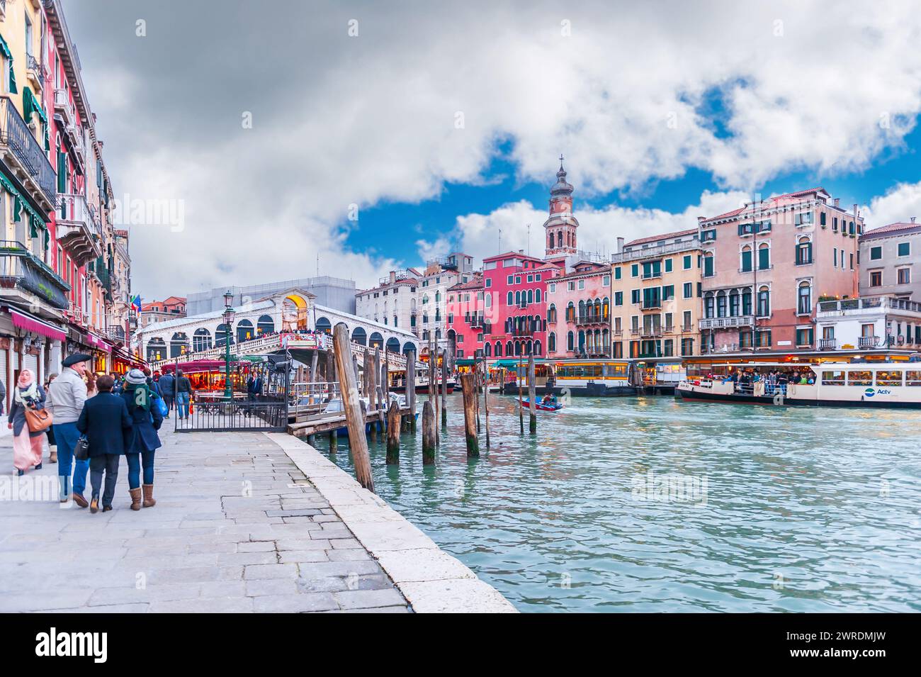 Il Canal grande e il ponte di Rialto, a Venezia, Veneto, Italia Foto Stock