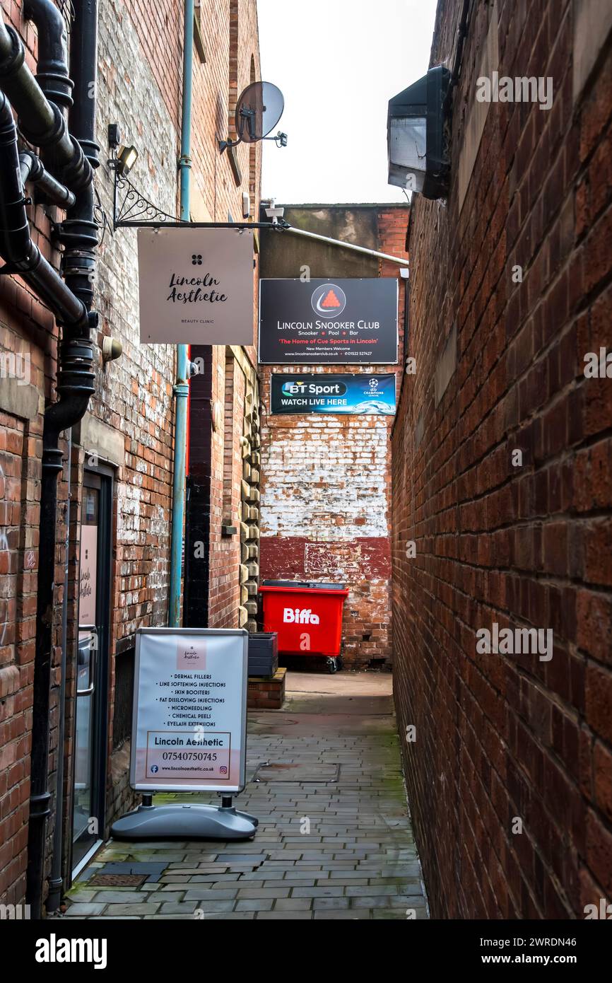 Dal vicolo laterale di High Street all'ingresso laterale di Lincoln Aesthetic, Lincoln City, Lincolnshire, Inghilterra, Regno Unito Foto Stock