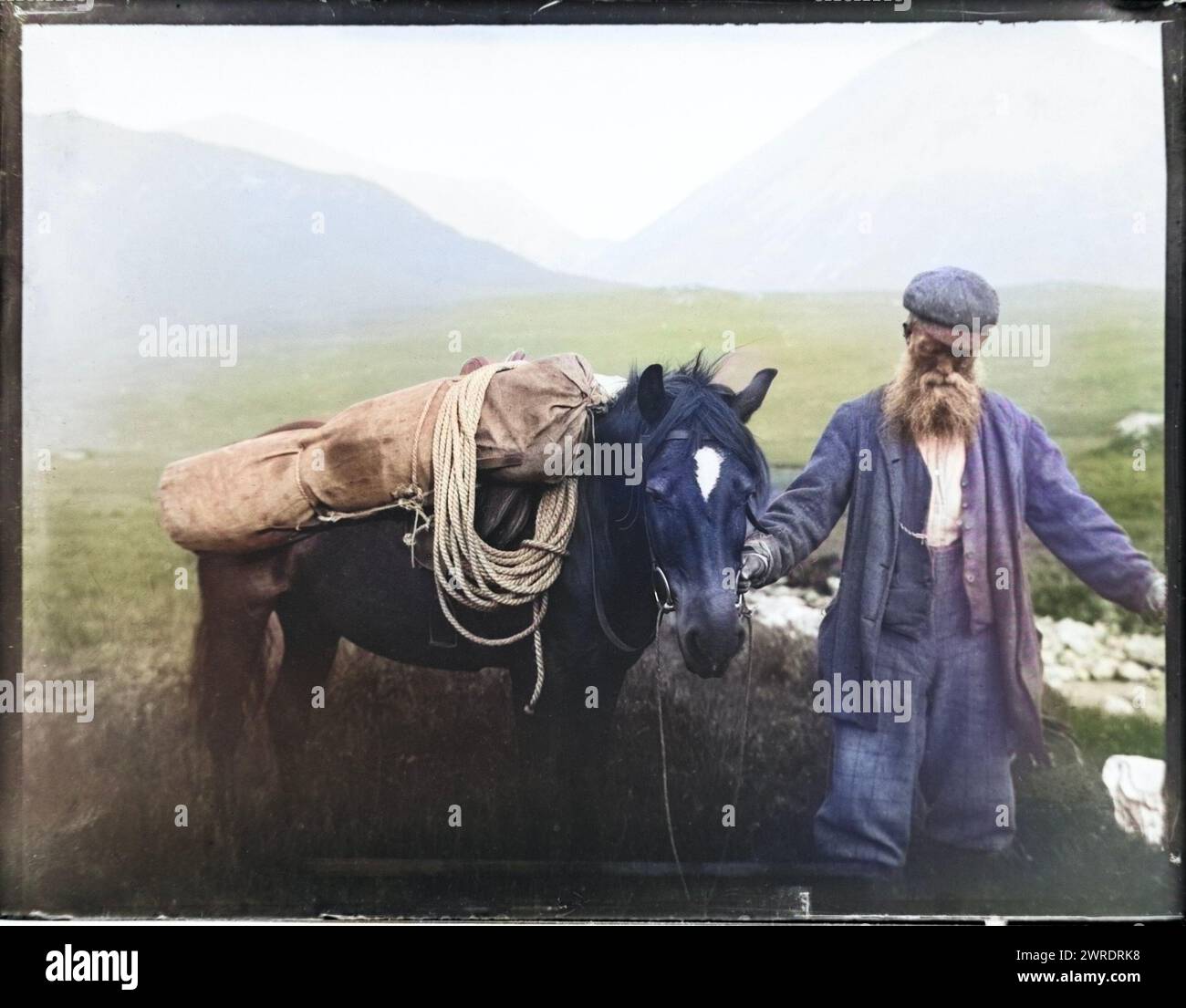 Immagine colorata di un vecchio con un branco di cavalli che trasportano attrezzature per l'alpinismo, si pensa che sia Cuillin Mountains, Skye, Scozia, Regno Unito c 1900-1920 Foto Stock