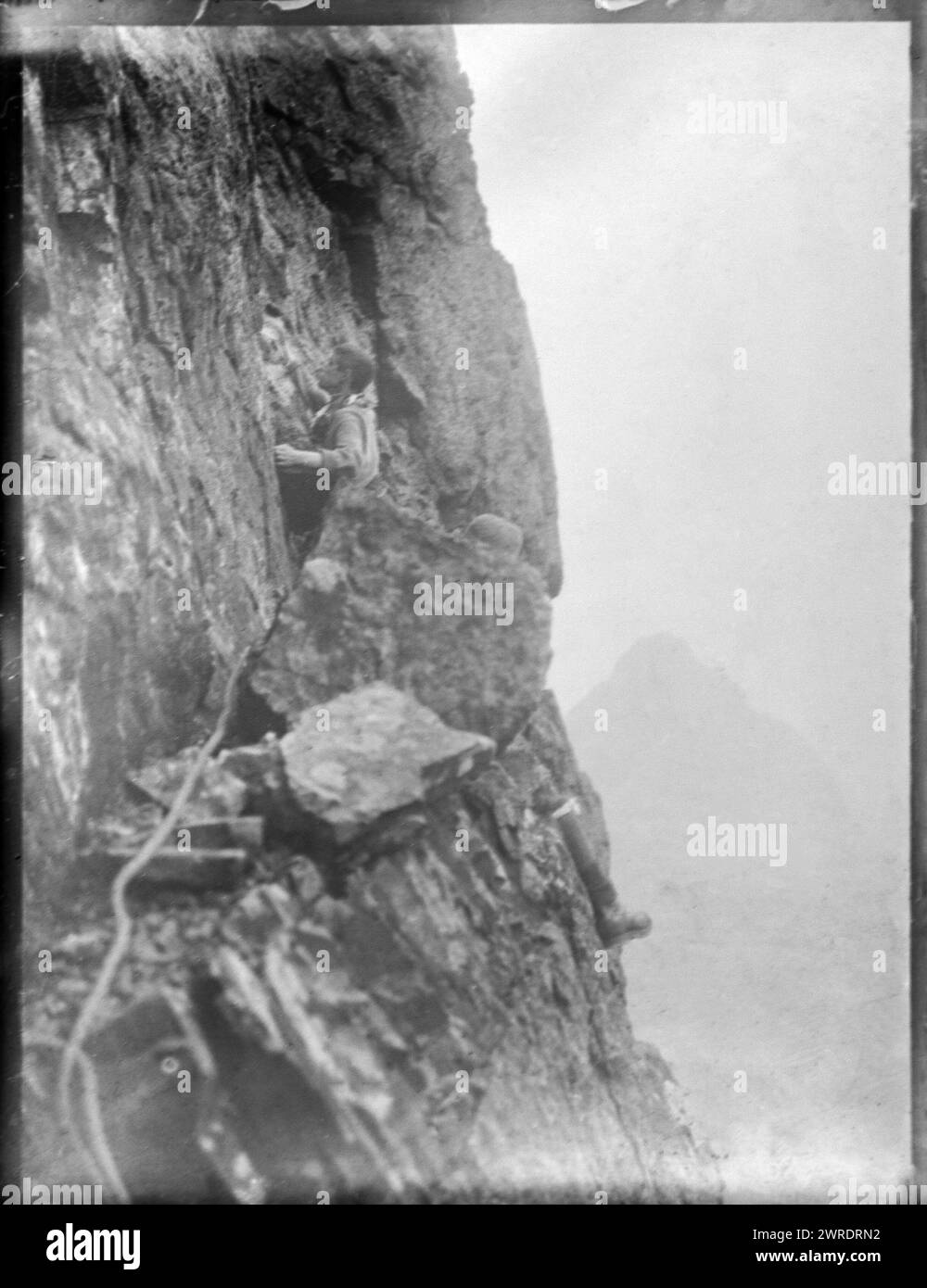 Climber on Rocks, Cuillin Mountains, Skye, Scozia, Regno Unito c 1900-1920 Foto Stock