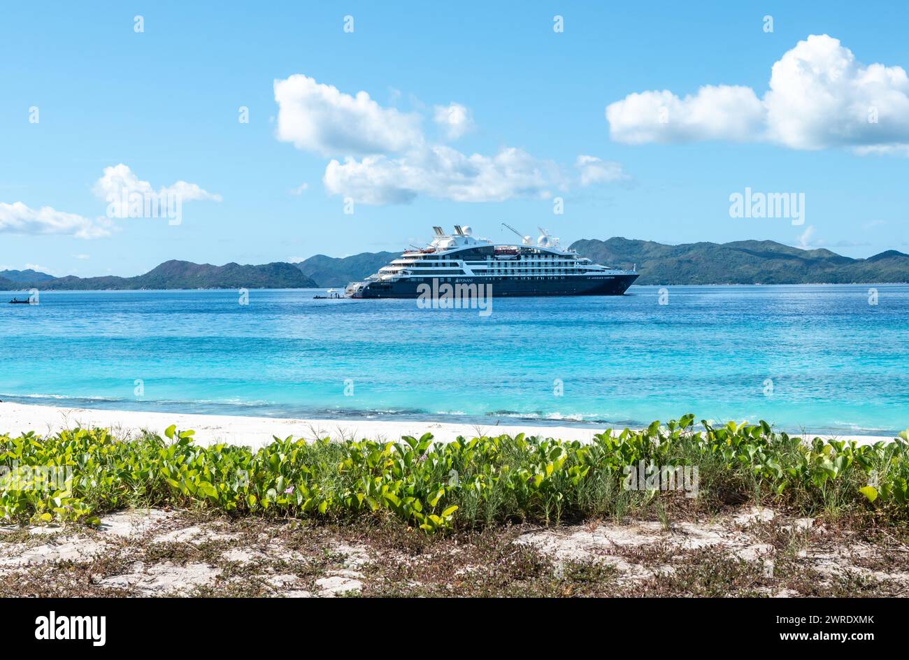 Isola di Aride, Seychelles - 4 aprile 2023: Nave da crociera le Jacques-Cartier di Ponant Cruises alle Seychelles. Foto Stock