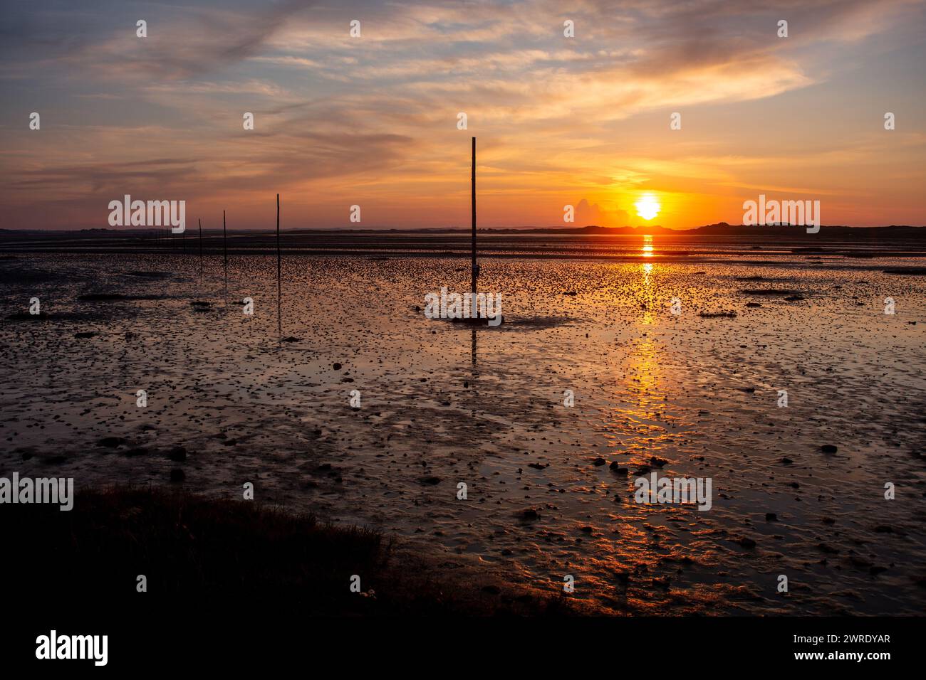 Vista della costa del Northumberland sulla strada sopraelevata di Lindisfarne (Holy Island) al tramonto, Inghilterra, Regno Unito, ripresa nel luglio 2021 Foto Stock