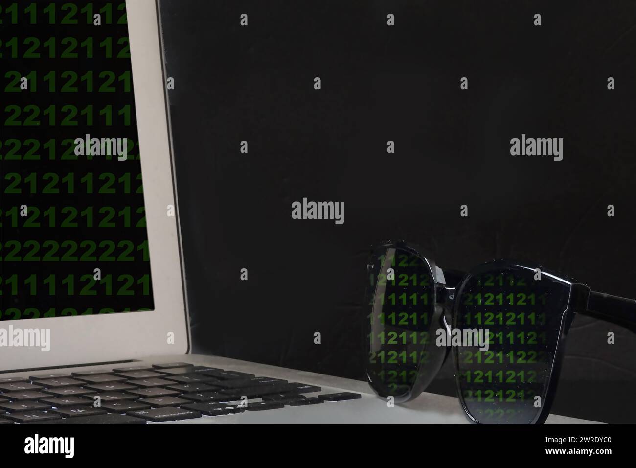 Il riflesso di dati rubati sugli occhiali da sole che indicano il furto di identità Foto Stock
