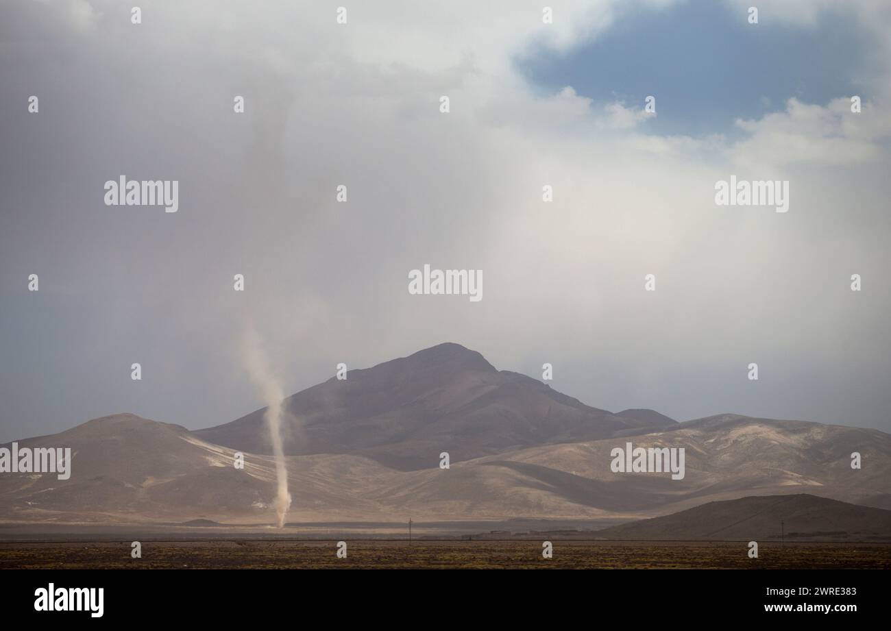 12/10/15. Diavoli di polvere sull'Altiplano in alto nelle Ande peruviane. Foto Stock