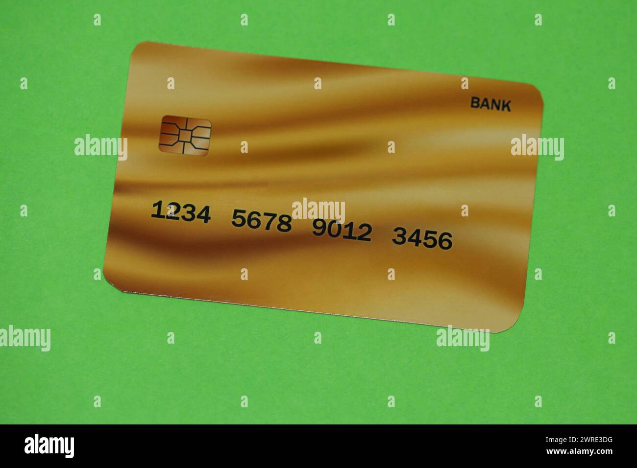 Una carta color oro è una carta molto rara ed è una carta per milionari. Immagine su sfondo verde. Foto di alta qualità Foto Stock