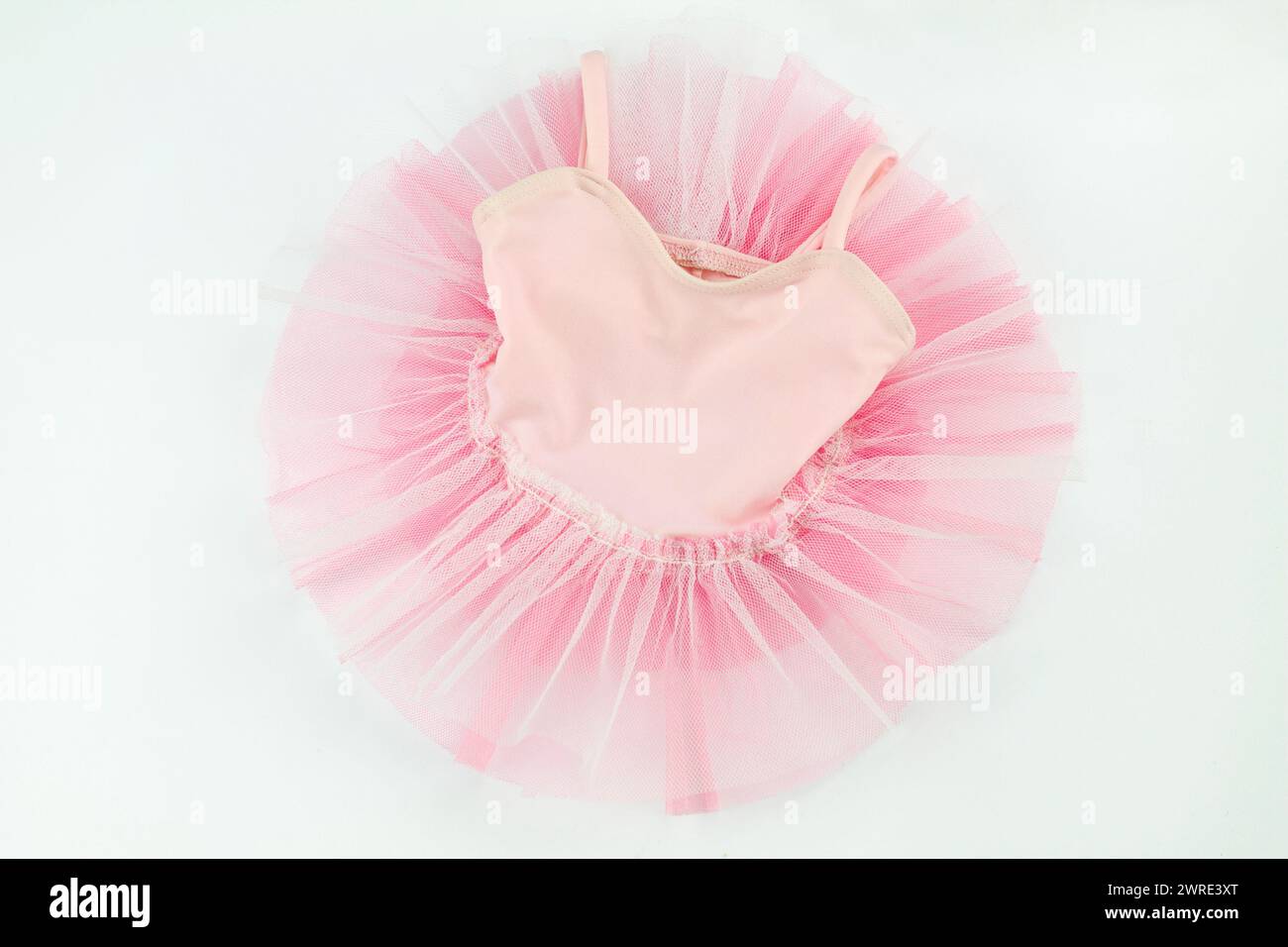 tenero tutu rosa per il bambino su sfondo bianco Foto Stock