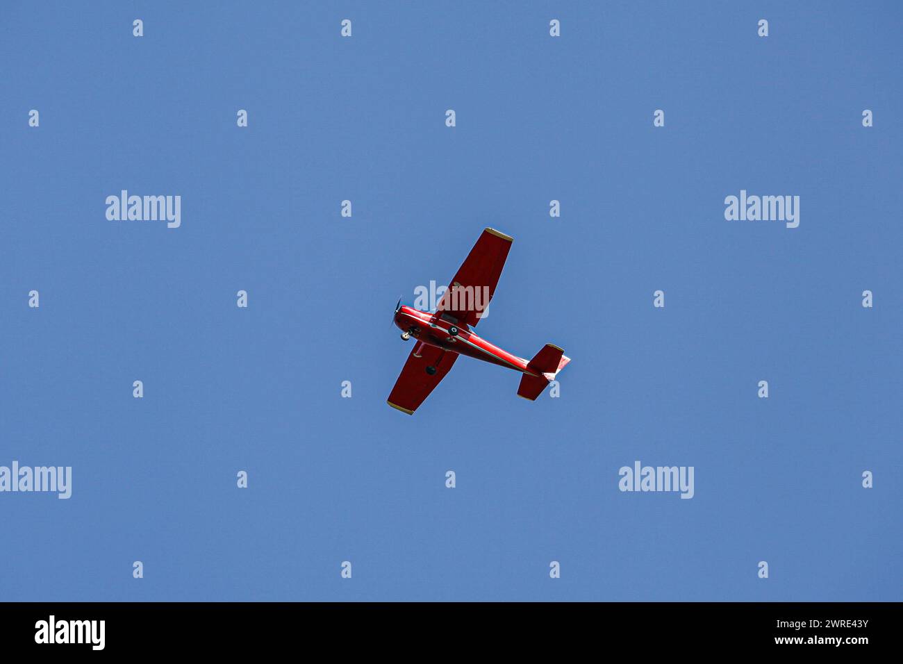 Aereo a pistone singolo. Aereo monoelica che vola sopra il cielo blu. Velivolo turboelica singolo.. Piccolo aereo privato che vola tra nuvole blu. Foto Stock