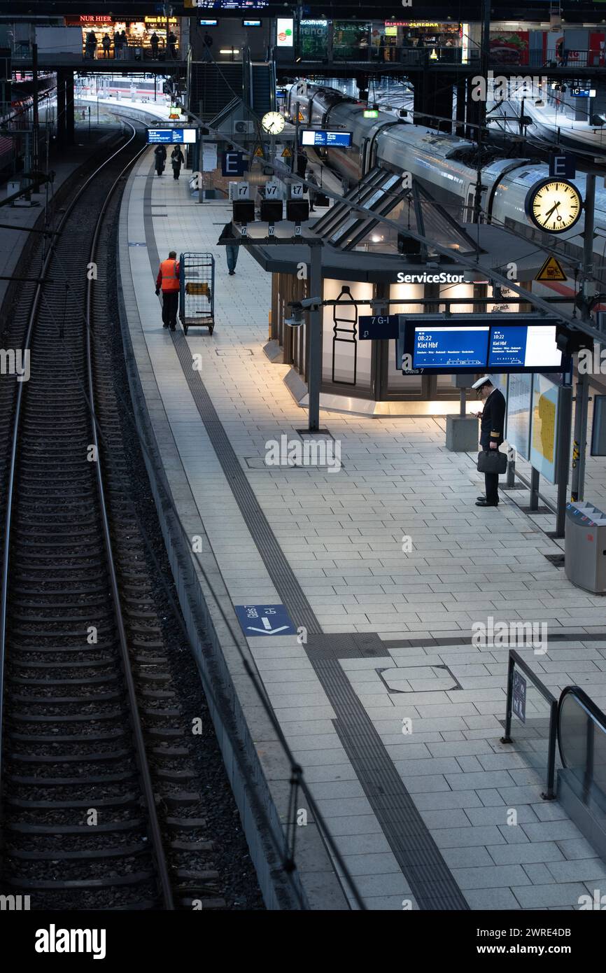 Amburgo, Germania, 12 marzo 2024 - sciopero del sindacato dei macchinisti GDL. Piattaforme deserte alla stazione ferroviaria principale di Amburgo. Foto Stock
