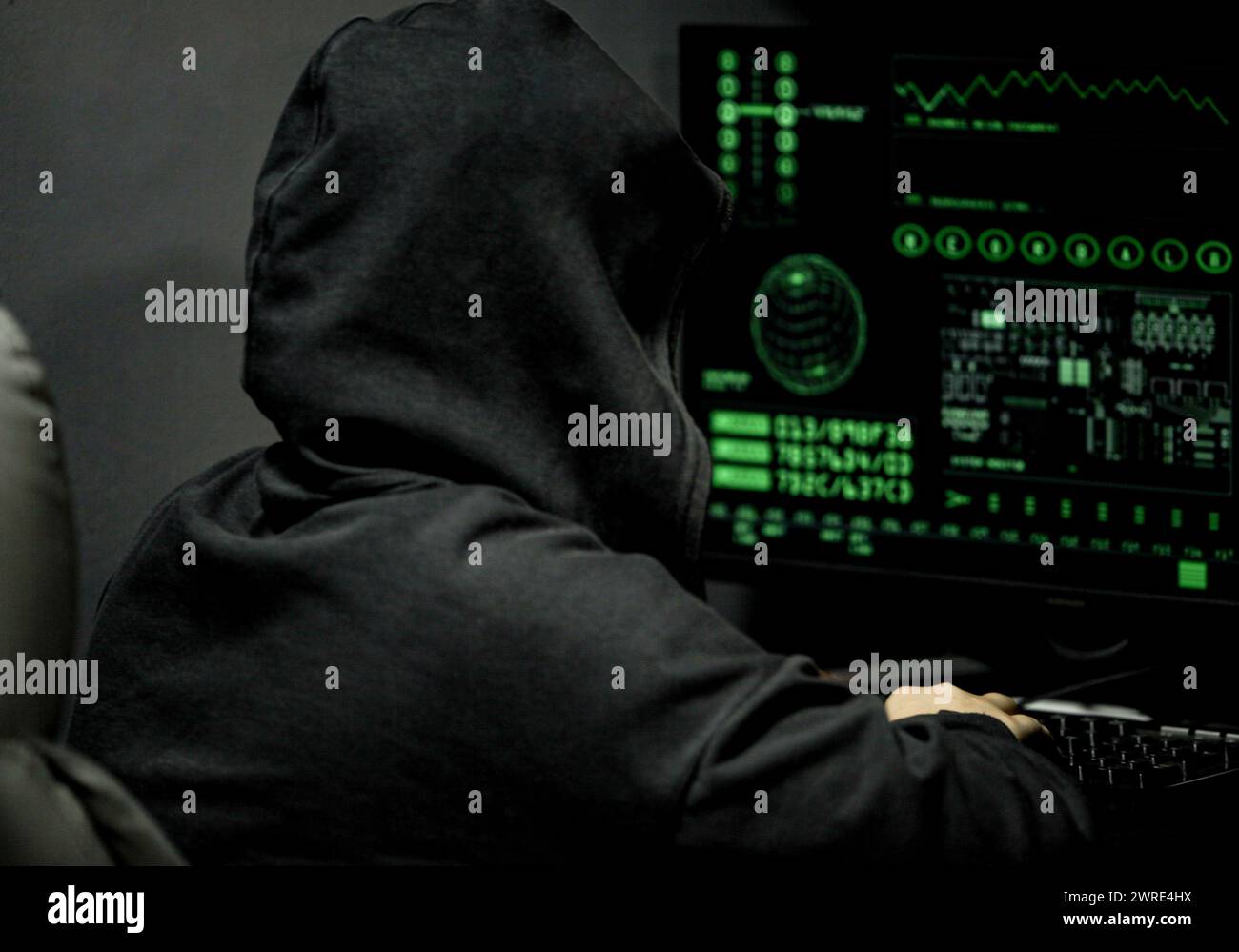 Giovane femmina professionale hacker utilizzando la tastiera digitare dati errati nel computer il sistema online e la diffusione globale al furto di informazioni personali. Foto Stock