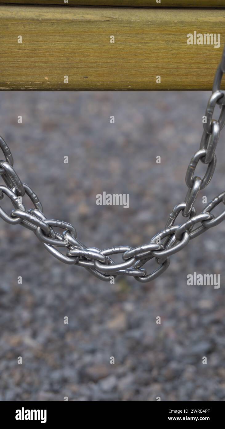 Catena metallica, struttura in legno, sicura, resistente, dettagli industriali Foto Stock