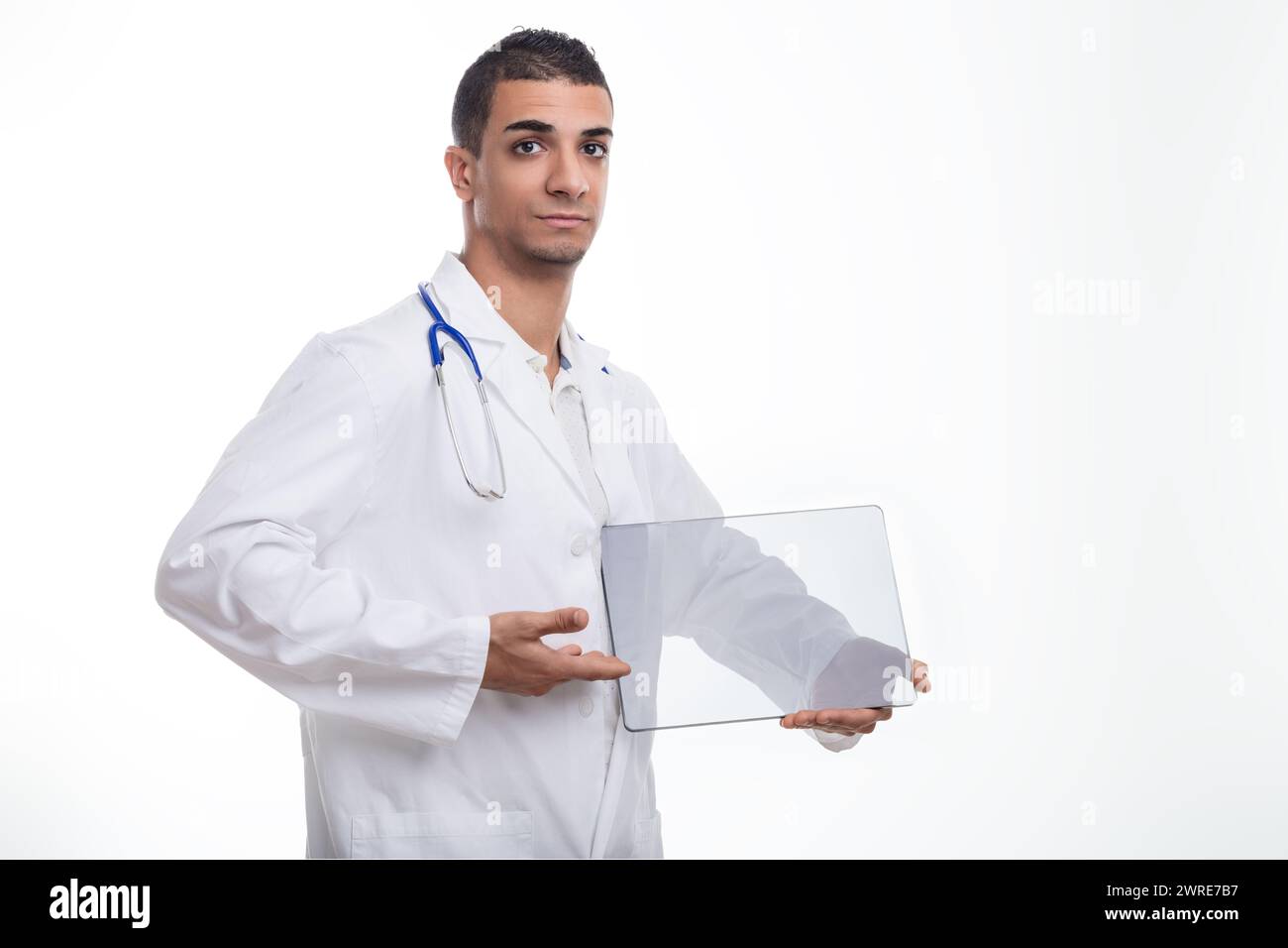 Un professionista sanitario affidabile presenta un tablet trasparente innovativo e una tecnologia all'avanguardia a portata di mano Foto Stock