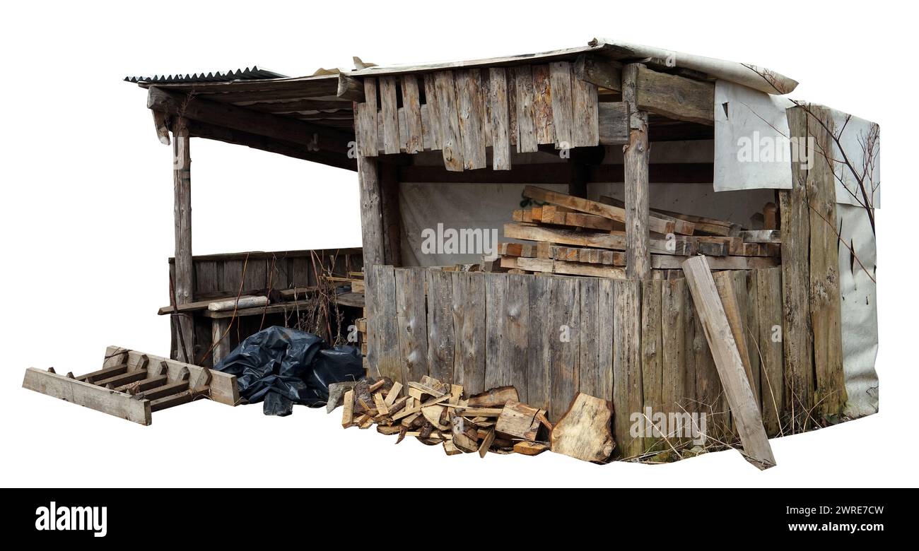 Brutte rovine di legno in un villaggio povero. Isolato su bianco Foto Stock