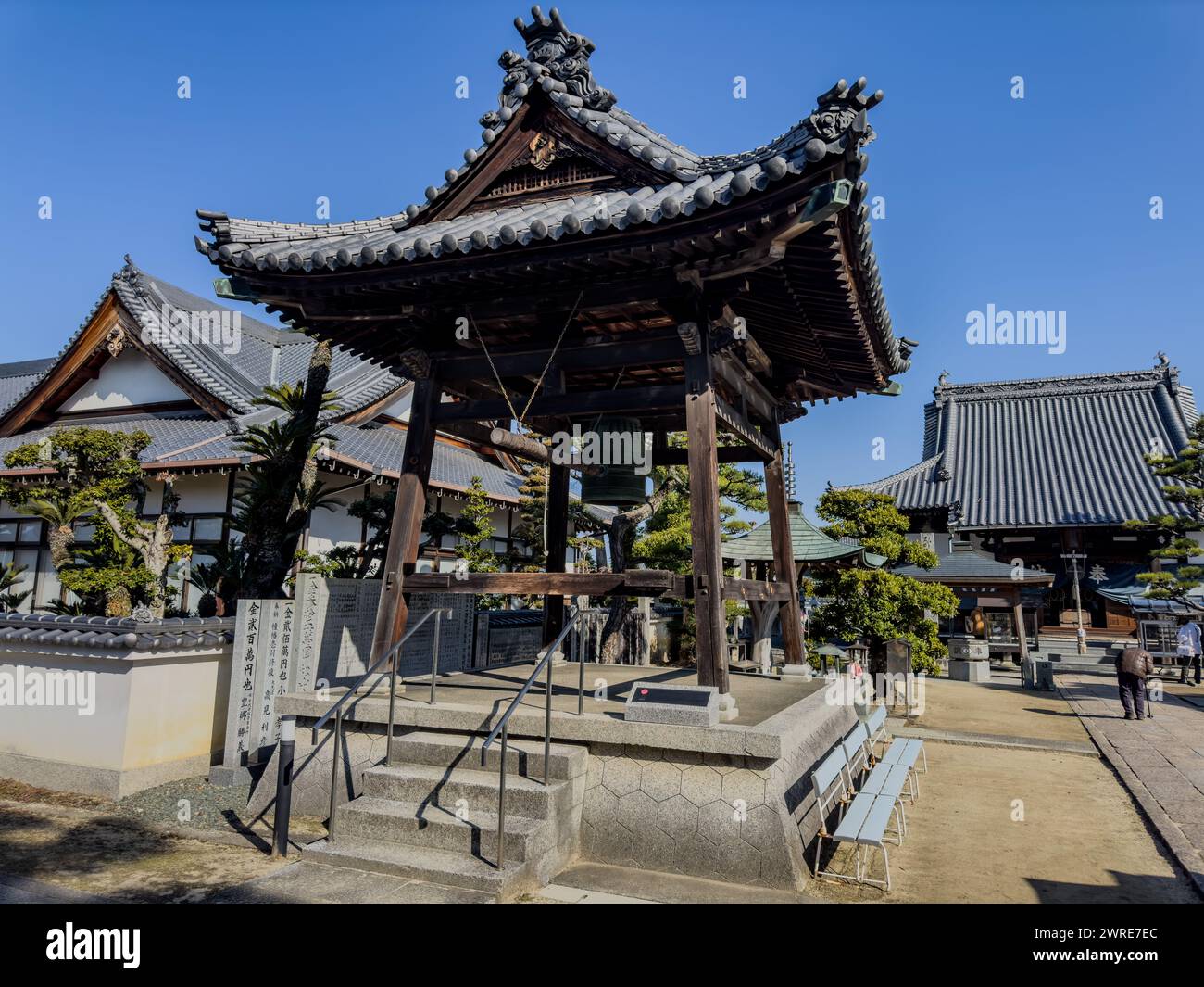 Un bellissimo tempio in tradizionale stile giapponese nella città di Matsuyama Foto Stock