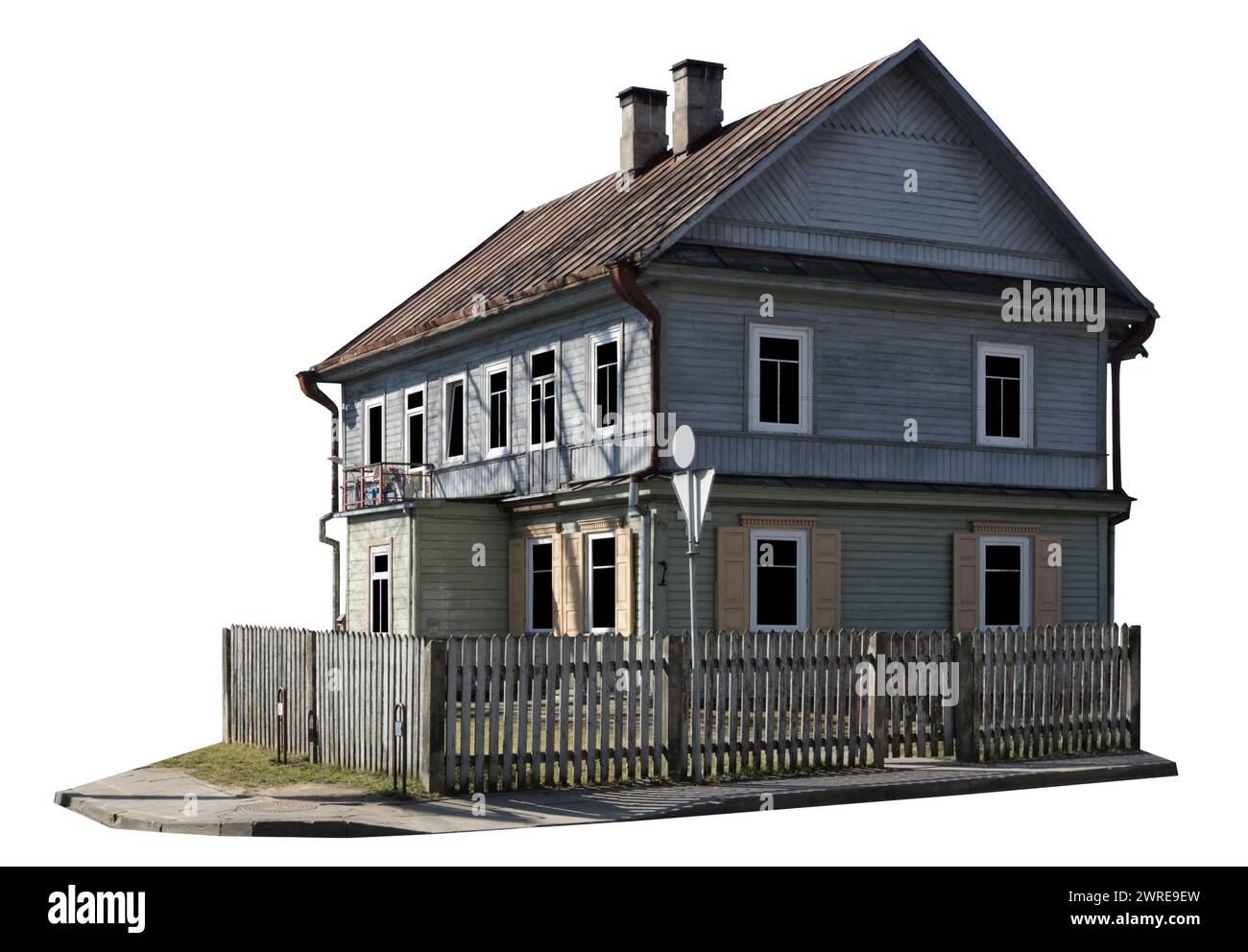 Vecchia casa in legno accanto alla strada. Isolato su bianco Foto Stock