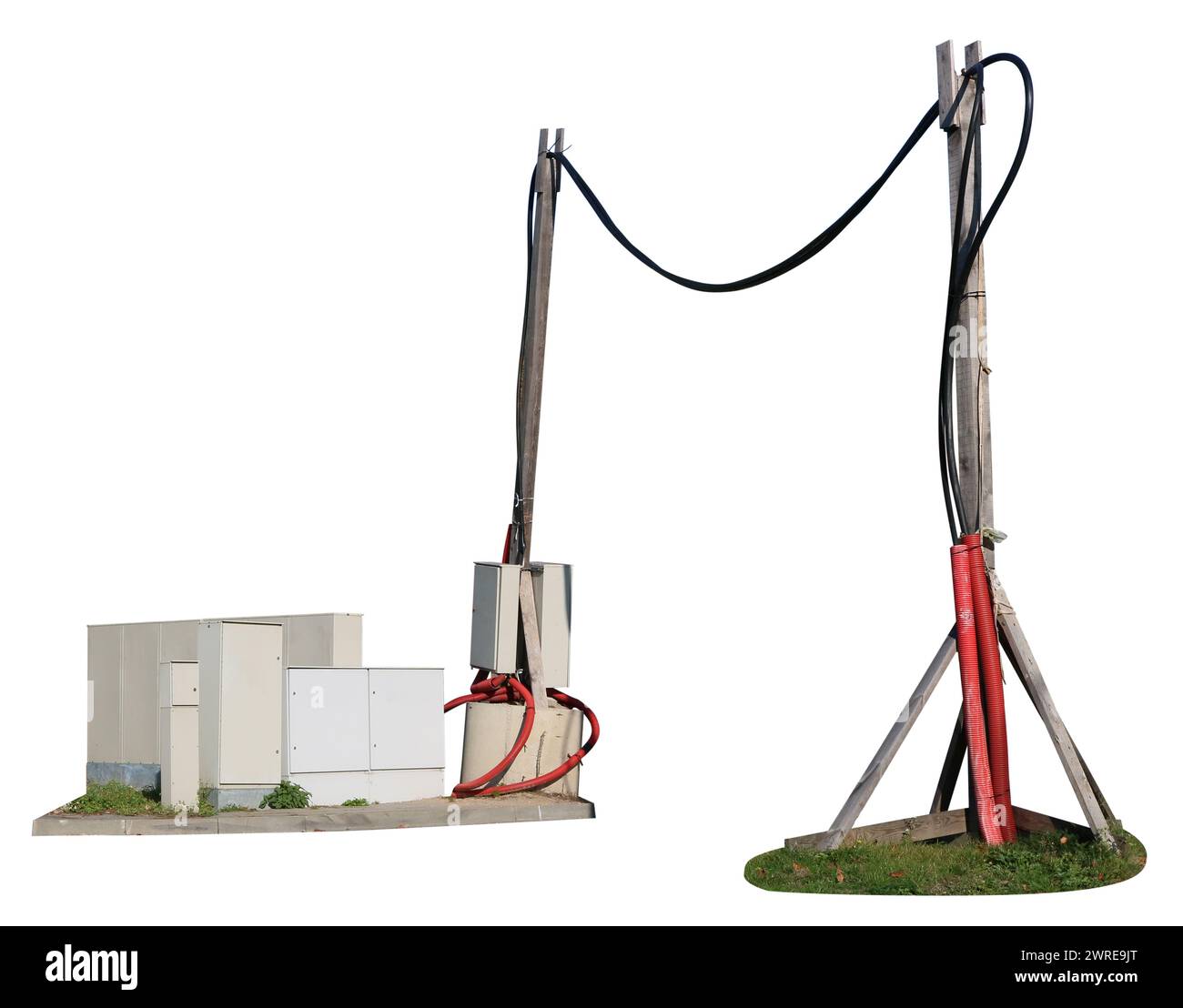 Cavo di alimentazione sospeso sopra la strada su pali di legno. Isolato su bianco Foto Stock