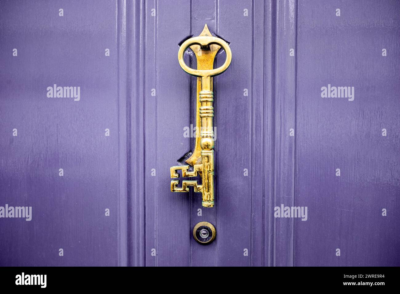 La porta a forma di chiave bussa sulla porta d'ingresso della casa britannica Foto Stock