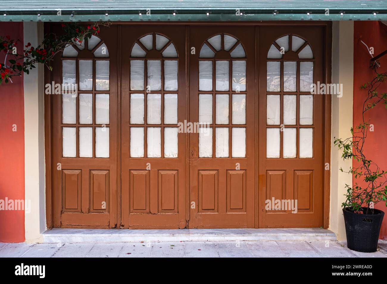 Vecchia porta in legno con finestre in vetro nella città vecchia d'Europa. Ingresso della casa con una bella porta ad arco in legno e una finestra sullo specchio di poppa. europeo tradizionale Foto Stock