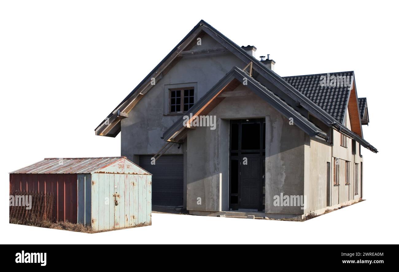 Costruzione incompiuta di una casa rurale e di un capannone di ferro per i materiali da costruzione. Isolato su bianco Foto Stock