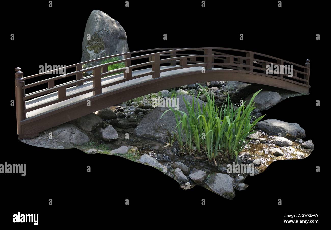 Ponte ad arco in legno sopra un ruscello con grandi pietre. Isolato sul nero Foto Stock