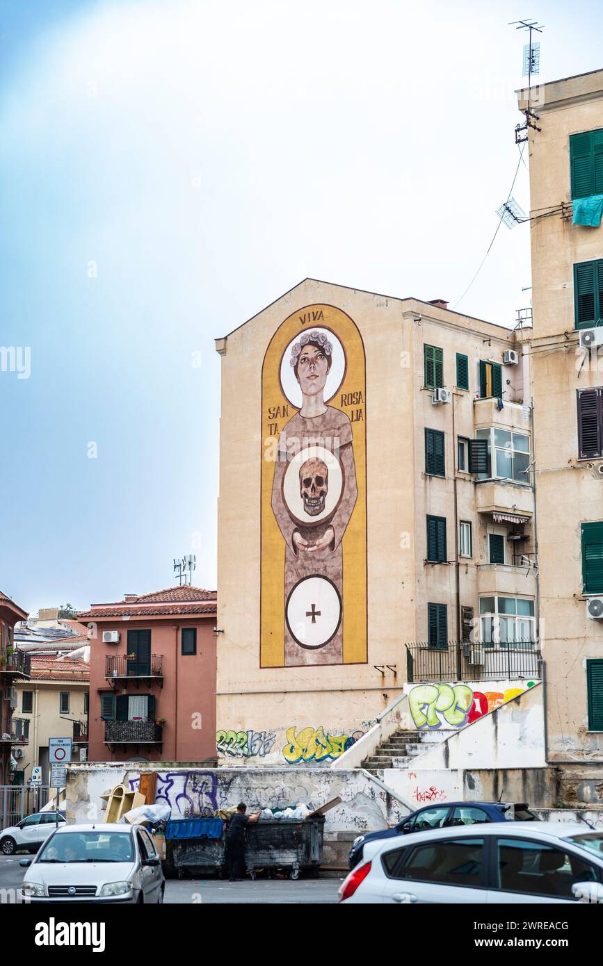 Palermo, Italia - 13 maggio 2023: Murale di Santa Rosalia nel centro storico di Palermo, Sicilia, Italia Foto Stock